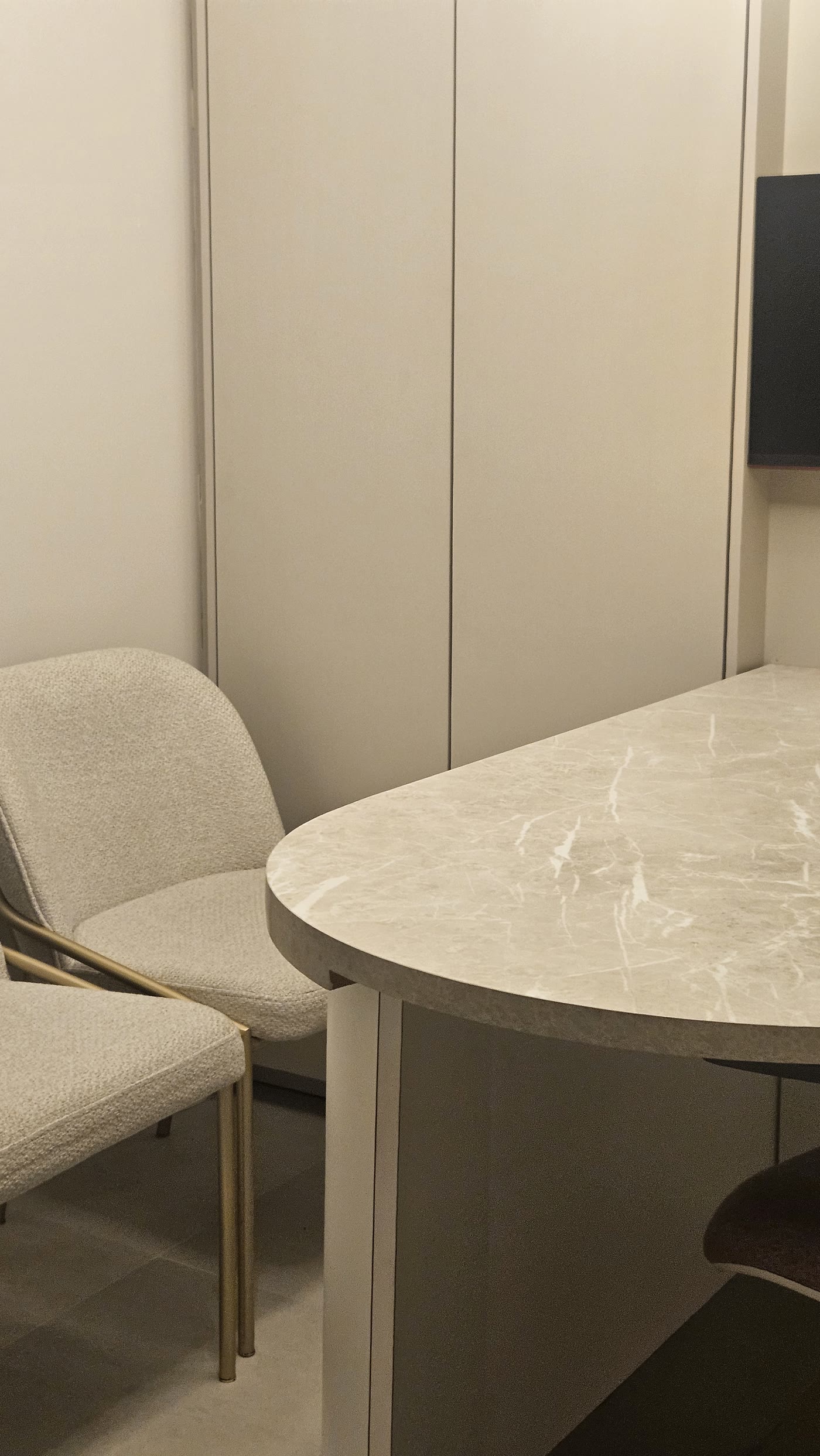 Detalhe do espaço de conversa na Serenity Dental Studio