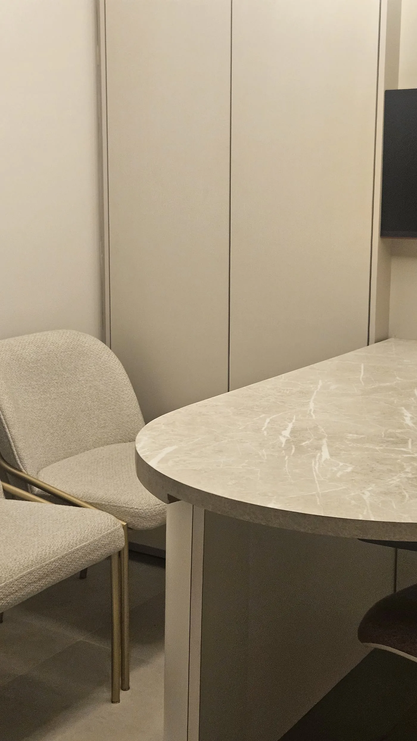 Detalhe do espaço de conversa na Serenity Dental Studio